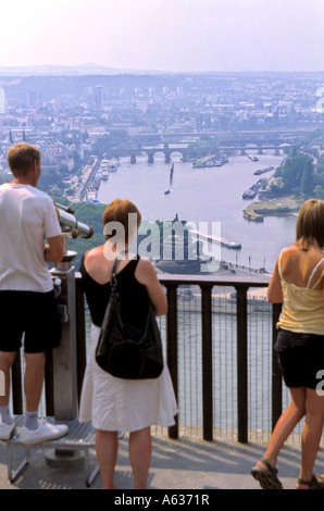 I turisti al punto panoramico di Ehrenbreitstein Festung fortezza in corrispondenza di giunzioni del Mosel fiume Reno Koblenz Germania Foto Stock