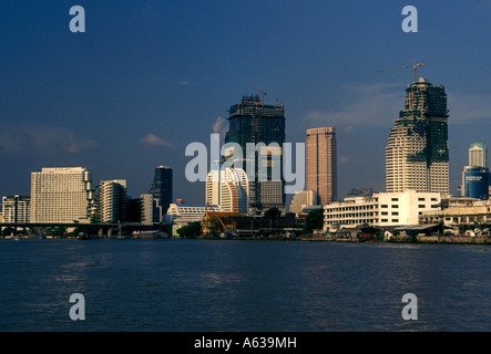 Edifici lungo il fiume Chao Phraya, il fiume Chao Phraya, bangkok, Thailandia, sud-est asiatico, in Asia Foto Stock
