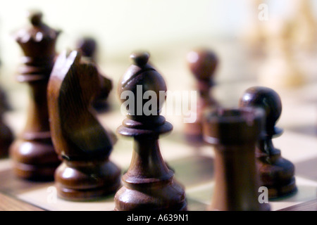 Close-up di pezzi di scacchi sulla scacchiera Foto Stock