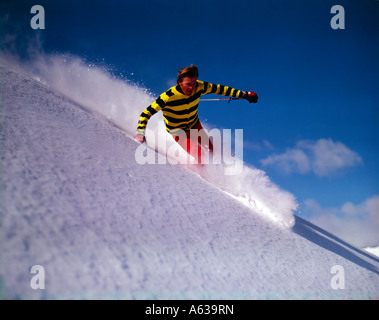 Esperto sciatore scolpisce il suo modo attraverso le profonde snowfield in polvere Foto Stock