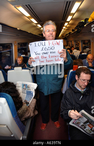 Una dimostrazione di " commuters " A BORDO DI UN TRENO A Bath Spa stazione bound per la stazione di Bristol Temple Meads Foto Stock