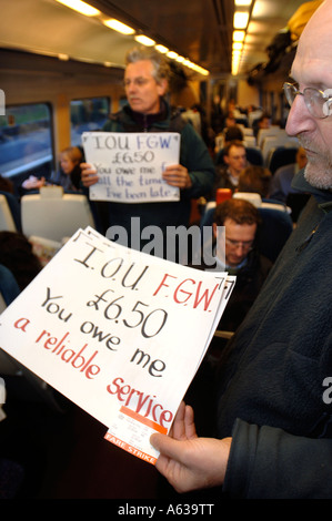 Una dimostrazione di " commuters " A BORDO DI UN TRENO A Bath Spa stazione bound per la stazione di Bristol Temple Meads Foto Stock