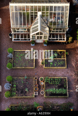 Una serra vittoriana con formali di piantare in un giardino REGNO UNITO Foto Stock