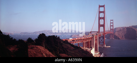 Golden Gate bridge abbraccia la baia di San Francisco tra Marin County a nord e la metropoli di San Francisco in California Foto Stock