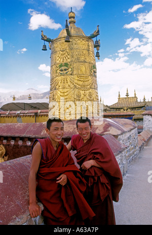 2 due del popolo tibetano uomini adulti i monaci buddisti a Jokhang Tempio in Barkhor Square nella città di Lhasa Tibet Cina Asia Foto Stock