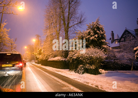 Il traffico si ferma in Wake Green Road Moseley Birmingham durante una pesante caduta di neve Foto Stock