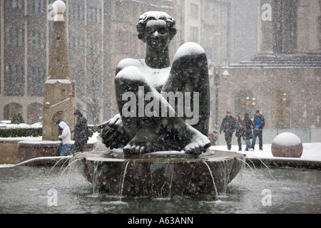 Il Floozie nella Jacuzzi fontana in Victoria Square Birmingham comincia ad avere coperto di neve durante una pesante caduta di neve Foto Stock