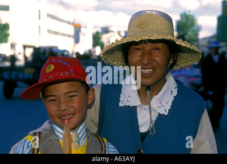 Tibetani, donna tibetana, ragazzo tibetano, Nonna e nipote, contatto visivo, vista frontale, ritratto, Tsedang, Tibet, Cina e Asia Foto Stock