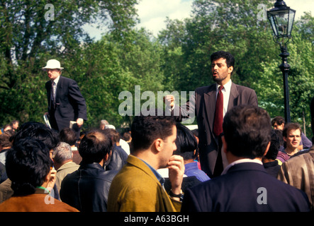 Adulti, uomini, free speech, attivista, protester, protestando, altoparlante, parlando alla folla di spettatori, Speakers Corner, Hyde Park, Londra, Inghilterra Foto Stock