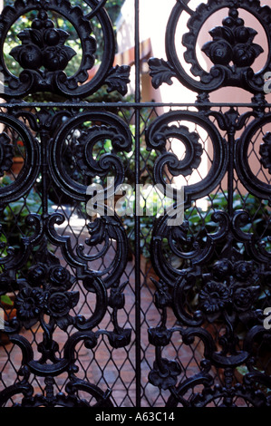 Ferro battuto decorativo gate nella parte anteriore del giardino intima New Orleans in Louisiana USA Foto Stock