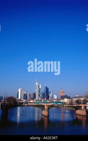 Ponte sul fiume con grattacieli in background, Ignatz Bubis Bridge, Fiume Main, Francoforte Hesse, Germania Foto Stock