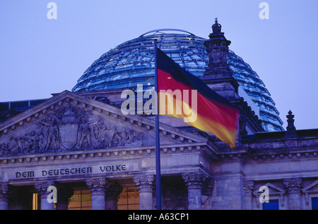 Bandiera tedesca di fronte il palazzo del parlamento, il palazzo del Reichstag di Berlino, Germania Foto Stock