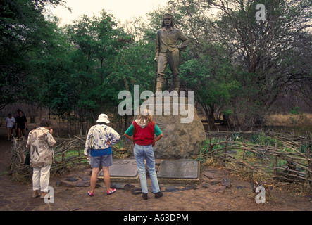 I turisti, David Livingston monumento, Livingston monumento, Vic Falls, Victoria Falls, Matabeleland North Provincia, Zimbabwe Foto Stock