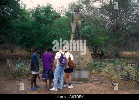 I turisti, David Livingston monumento, Livingston monumento, Vic Falls, Victoria Falls, Matabeleland North Provincia, Zimbabwe Foto Stock