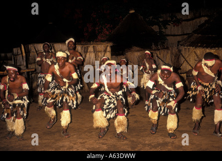 Gli uomini dello Zimbabwe, danza, ballerino, ballerini, balli tribali, danza danza africana, Victoria Falls Hotel, Matabeleland North Provincia, Zimbabwe Africa Foto Stock