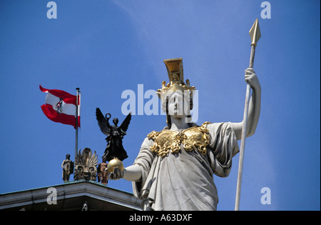 Statua che si trova nella parte anteriore del palazzo del parlamento, Vienna, Austria Foto Stock