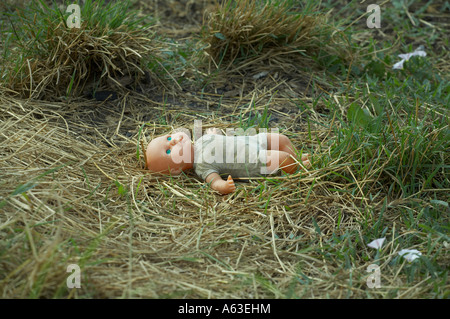 Bambino abbandonato la bambola tra l'erba Foto Stock