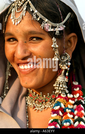 Laboriosa MIR tribeswoman nomadi del Gujarat,indossare gioielli tradizionali e luminose vestiti colorati con veli sopra la testa Foto Stock