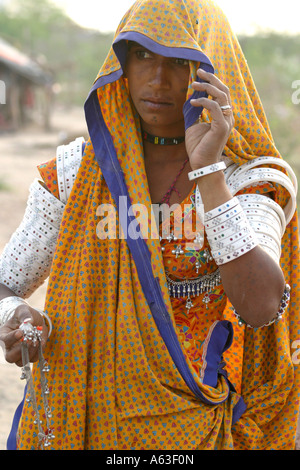 Laboriosa MIR tribeswoman nomadi del Gujarat,indossare gioielli tradizionali e luminose vestiti colorati con veli sopra la testa Foto Stock