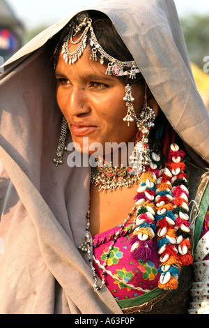 Laboriosa MIR tribeswoman nomadi del Gujarat,indossare gioielli tradizionali e luminose vestiti colorati con veli sopra la testa Foto Stock