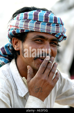 Pastore colorati del Barwad gruppo tribale nel villaggio di Ambala nel piccolo Rann di Kutch, Gujarat ,India Foto Stock