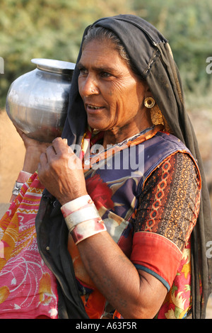 Laboriosa MIR tribeswoman nomadi del Gujarat,indossare gioielli tradizionali e luminose vestiti colorati con veli sopra la testa Foto Stock