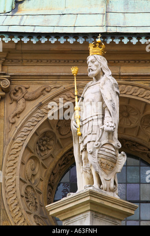 Statua sulla parte esterna della Cattedrale sul colle di Wawel, Cracovia in Polonia Foto Stock