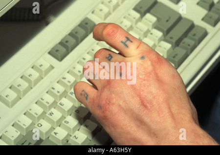 In prossimità di un lato tatuati con le lettere H e A T e con tastiera QWERTY. Lupo solitario? Foto Stock