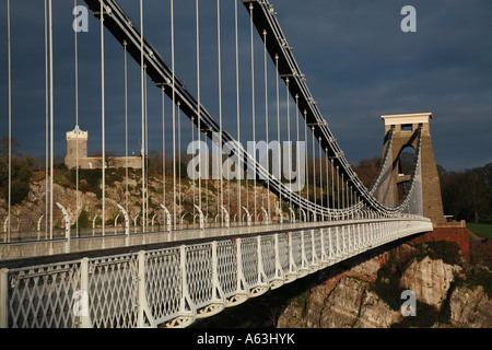 Il ponte sospeso di Clifton e l'Osservatorio contro un cielo nero Foto Stock