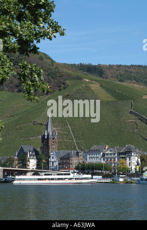 Edifici sul lungomare, sul fiume Mosella, Bernkastel-Kues, Germania Foto Stock