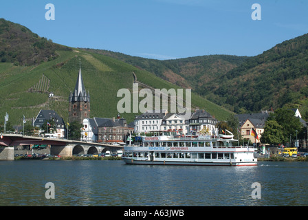 Edifici sul lungomare, sul fiume Mosella, Bernkastel-Kues, Germania Foto Stock