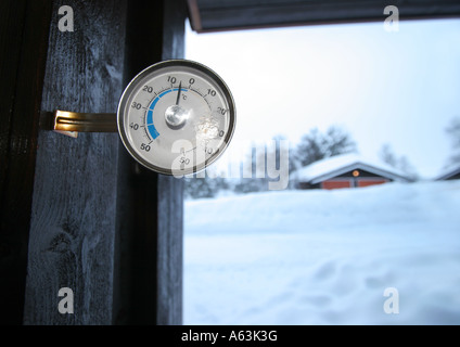 Termometro rileva la temperatura esterna fredda in Norvegia Foto Stock