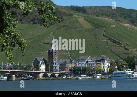 Edifici sul lungomare, sul fiume Mosella, Bernkastel-Kues, Germania Foto Stock