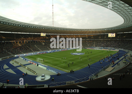 Gli spettatori in stadio di calcio, lo Stadio Olimpico di Berlino, Germania Foto Stock