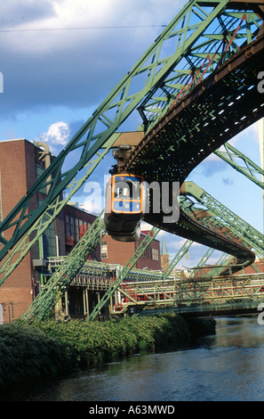 Monorotaia di sospensione oltre il fiume, Wuppertal Schwebebahn, Fiume Wupper, Wuppertal, Renania settentrionale-Vestfalia, Germania Foto Stock