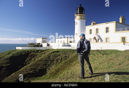 Walker a Killantringan faro sul Southern Upland Way a piedi Rhins di Galloway coast Scotland Regno Unito Foto Stock