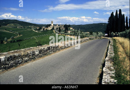 Monastero sul paesaggio, Badia a Passignano, Chianti, Toscana, Italia Foto Stock