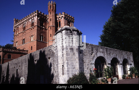 Basso angolo vista del castello, Castello di Brolio, Toscana, Italia Foto Stock