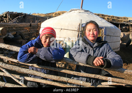 Mongolia - bambini nomadi di fronte al tradizionale ger nel stepps Foto Stock