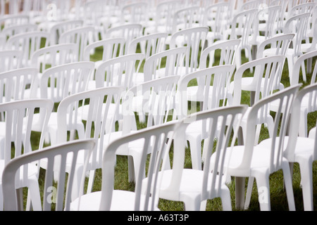 Sedie in plastica bianca impostato per un evento Foto Stock