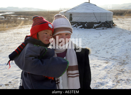 Mongolia - nomadi nella parte anteriore di un tradizionale ger nel stepps Foto Stock