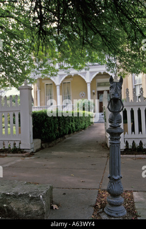 Ghisa cavallo Post di aggancio Italianamente stile Home Circa 1883 King William storico quartiere San Antonio TX Foto Stock