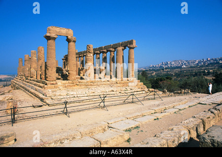 Tempio di Juno Lacinia a valle della zona di templi di Agrigento sicilia italia Foto Stock