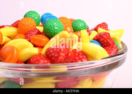 Chiudere fino a caramelle in una ciotola su sfondo bianco Foto Stock