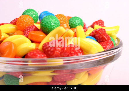 Chiudere fino a caramelle in una ciotola su sfondo bianco Foto Stock