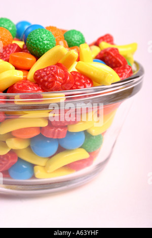 Chiudere fino a caramelle in una ciotola su sfondo bianco Foto Stock