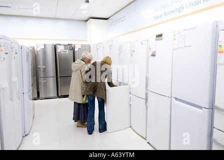 Donne Cercando nuovi frigoriferi in John Lewis, London, England, Regno Unito Foto Stock