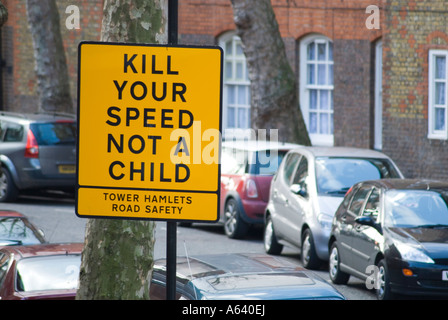 Uccidere LA VELOCITÀ NON È UN FIGLIO la sicurezza stradale segno invitando gli automobilisti a guidare lentamente in zona residenziale, Londra Inghilterra REGNO UNITO Foto Stock