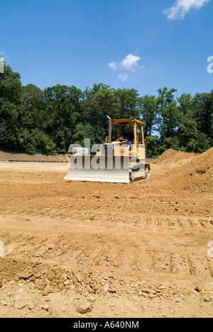 Bulldozer spingendo la sporcizia al sito in costruzione Foto Stock