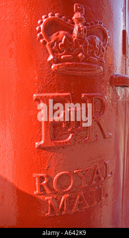 Rosso distintivo British montante scatola dipinta di fresco Royal Mail England Regno Unito POSTBOX Foto Stock
